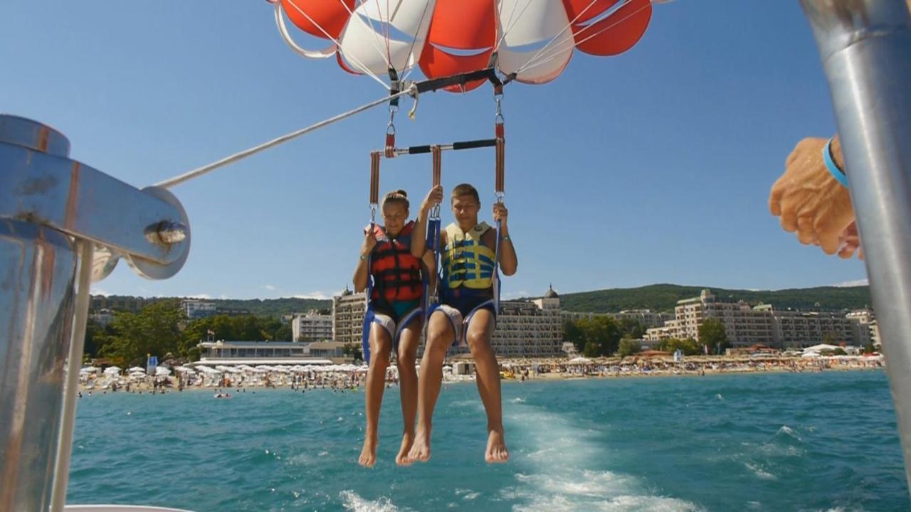 Admiral Hotel Golden Sands Εξωτερικό φωτογραφία Parasailing in Mallorca, Spain