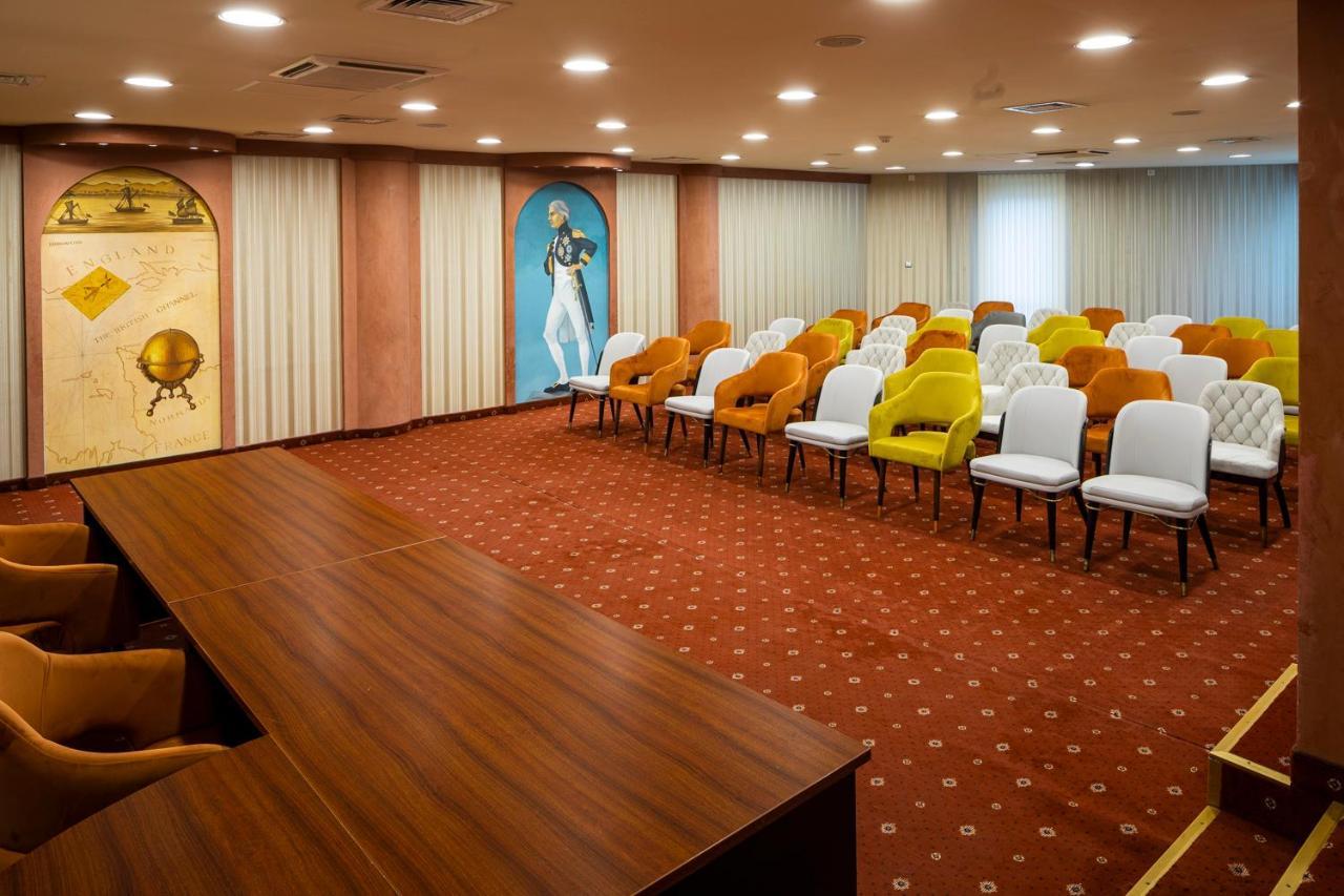 Admiral Hotel Golden Sands Εξωτερικό φωτογραφία The interior of the club