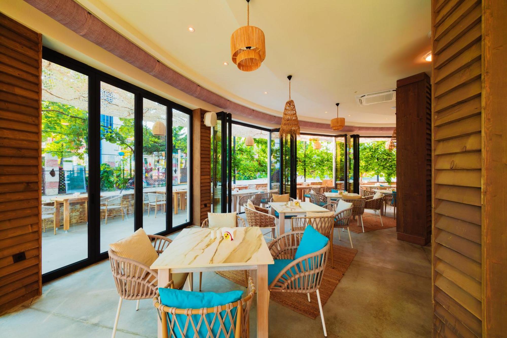 Admiral Hotel Golden Sands Εξωτερικό φωτογραφία The interior of the restaurant