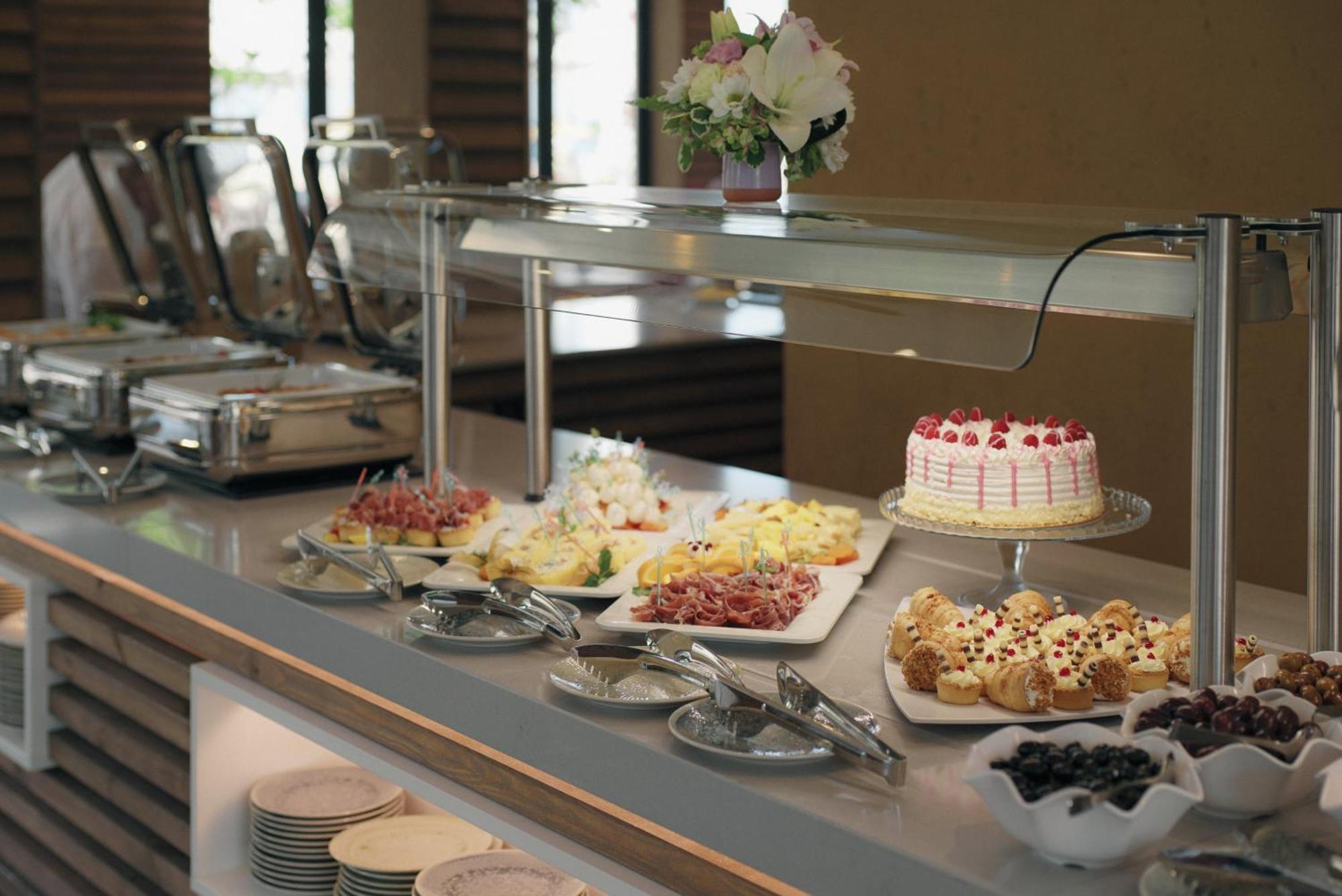 Admiral Hotel Golden Sands Εξωτερικό φωτογραφία A dessert buffet