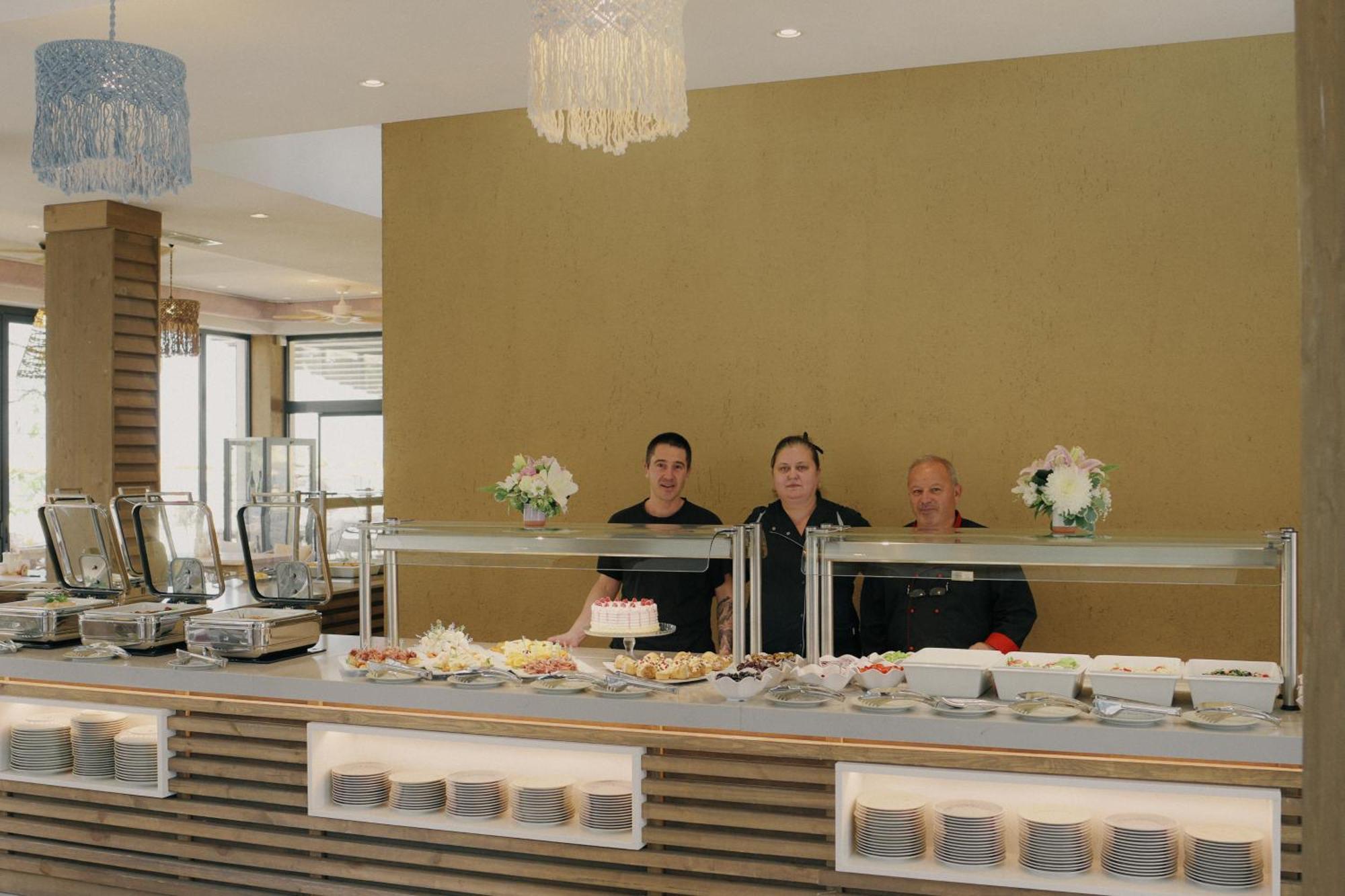 Admiral Hotel Golden Sands Εξωτερικό φωτογραφία A buffet at a hotel