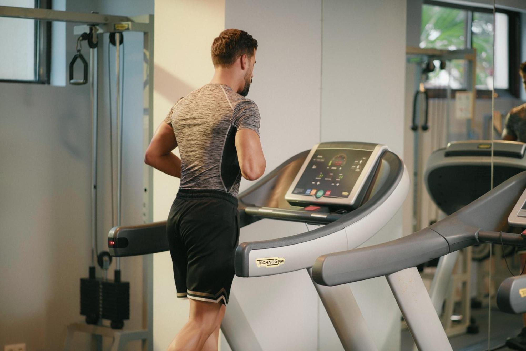 Admiral Hotel Golden Sands Εξωτερικό φωτογραφία A man on a treadmill