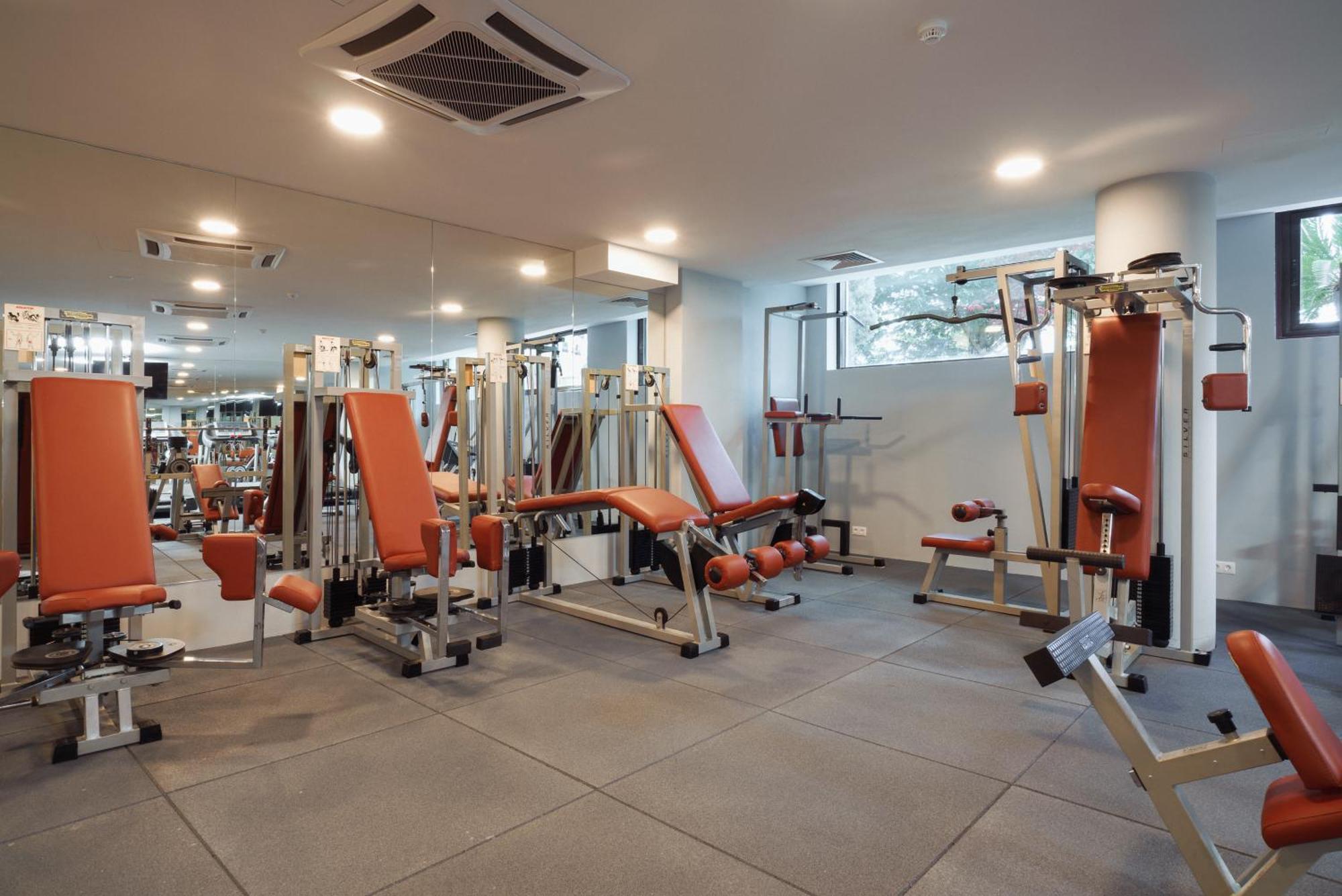 Admiral Hotel Golden Sands Εξωτερικό φωτογραφία The gym at the London Scottish Club