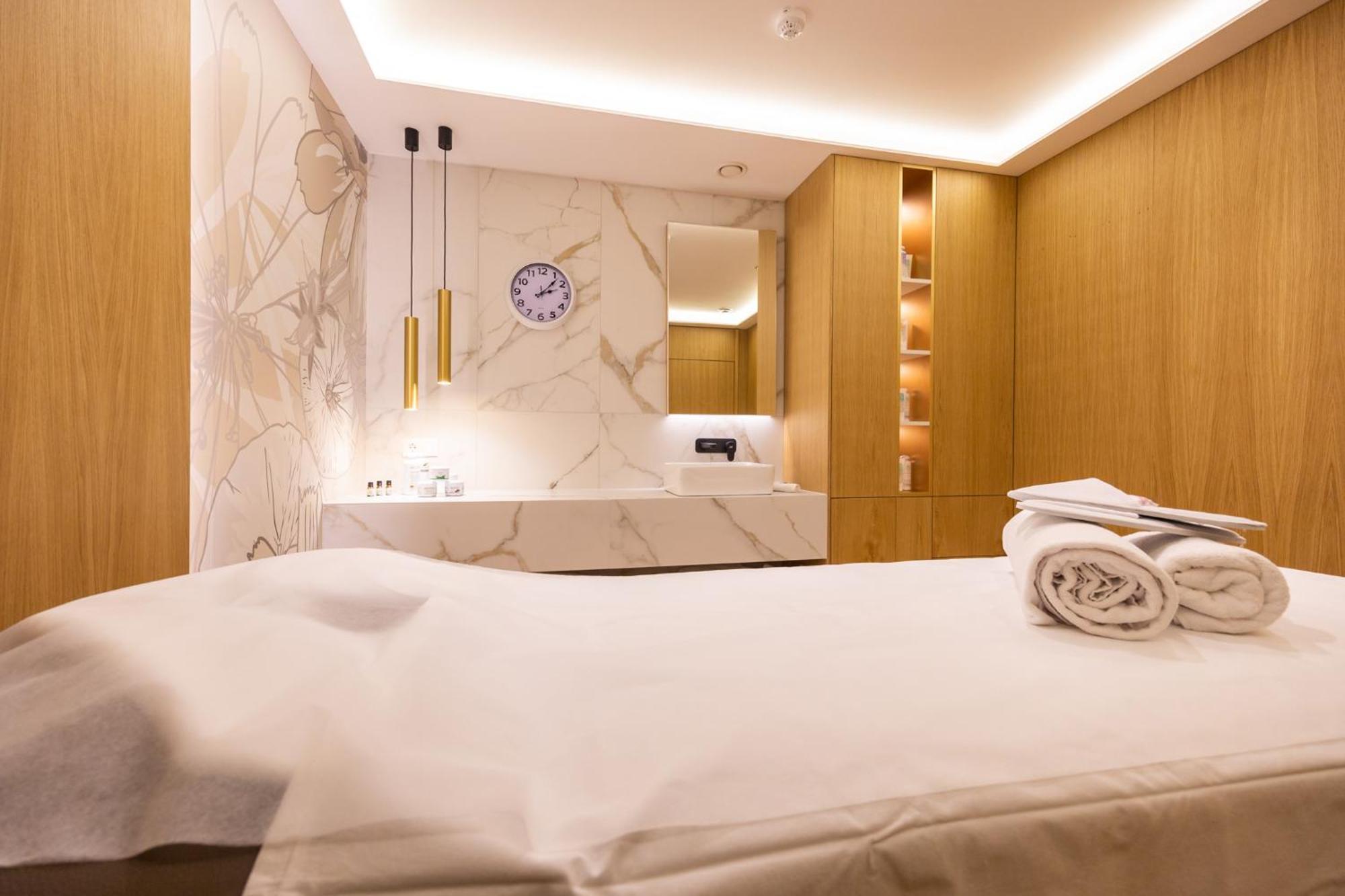 Admiral Hotel Golden Sands Εξωτερικό φωτογραφία Treatment room at The Spa at The Landmark